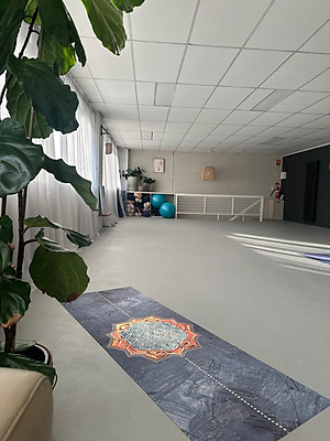 Thảm tập yoga du lịch chính hãng Yvonne, Madala Vintage (TẶNG KÈM 3 PHẦN QUÀ) dày 1,5mm gấp gọn, bề mặt nhám, siêu bám, ưa mồ hôi, dễ vệ sinh, chất liệu cao su tự nhiên, kích thước 183cm x 66cm, nặng 1,2kg