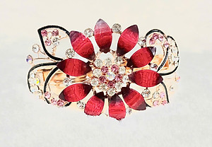 Kẹp Tóc Sườn, Kẹp Tóc Sau Đính Đá Bông Hoa – Món Quà Từ Tình Yêu Dành Cho Mẹ và Bà