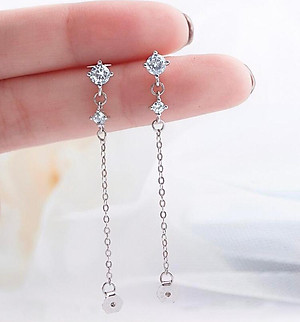 Bông tai đá kiểu dáng cá tính - vành tai tone trắng.