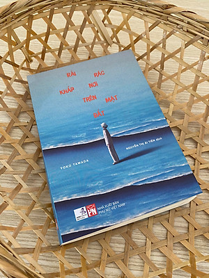 Sách Rải Rác Khắp Nơi Trên Mặt Đất