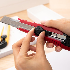 Dao rọc giấy Deli, Vàng, đỏ - 1 cái E2043