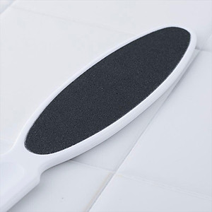 Cây Chà Gót Chân Có Tay Cầm Cán Nhựa Kai 000HB-32035 (Màu Trắng)