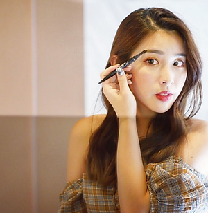 Bút Chì Sáp Kẻ Lông Mày Chống Trôi Lõi Siêu Mịn Kissme Heavy Rotation Eyebrow Pencil (0,09 G)