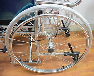 Xe lăn cao cấp đa năng Lucass X607 ngả nằm có bô, thắng và 2 bánh xe chống lật 