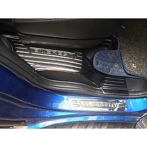 Ốp bậc cửa, nẹp bước chân trong, ngoài xe Ford Everest 2022 2023 chất liệu Titan cao cấp