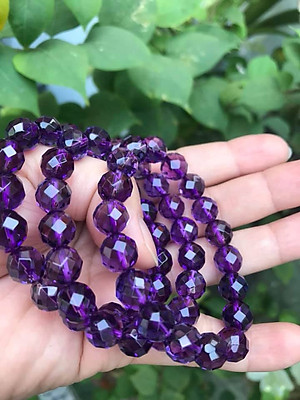 CHIẾC VÒNG TAY NỮ XINH XẮN CHẤT LIỆU 100% ĐÁ THẠCH ANH TÍM LOẠI KIỂU GIÁC  SIZE VÒNG 10MM MẠNG HỎA THỔ  MÀU TÍM ĐẬM ĐẸP XINH TAY LẮM NHE CÁC CHỊ ƠI