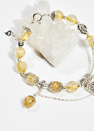 Vòng tay phong thủy nữ đá thạch anh tóc vàng charm hoa hồng 8mm mệnh thủy , kim - Ngọc Quý Gemstones