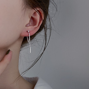 Bông tai xích mỏng thả thanh Titan chữ nhật năng động thu hút