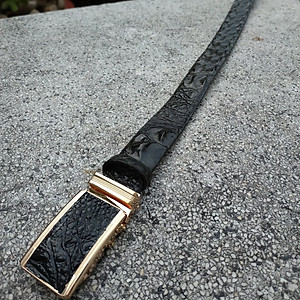 Thắt lưng da cá sấu có gù rất đẹp. DA CÁ SẤU THẬT 100%. Kích thước chuẩn 3.5x120cm phù hợp với cả quần tây và quần jean