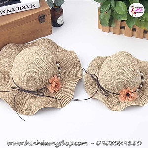 Mũ cói đi biển vành rộng gợn sóng chống nắng tốt gắn nơ hoa kèm chuỗi ngọc thời trang, có dây rút size bên trong - Hạnh Dương