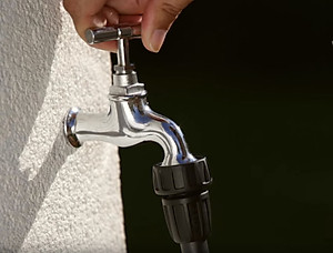 Đầu Nối Chuyển Đổi Claber 91013 nối từ vòi nước ren 21mm hoặc 27mm sang ống nhựa phi 14-16mm