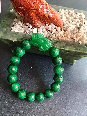 CHIẾC VÒNG TAY TỲ HƯU NỮ ĐÁ CẨM THẠCH  MÀU XANH LÁ SIZE 10MM  NỮ MỆNH MỘC VÀ HỎA Ạ