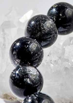 Vòng tay thạch anh tóc đen charm phật bạc Ngọc Quý Gemstones