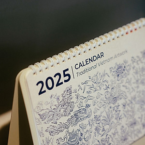 Lịch để bàn 2026 AO+ bản giới hạn có lịch âm in họa tiết hoa văn vốn cổ AA625