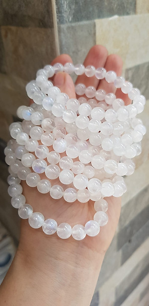  Vòng tay phong thuỷ may mắn moon trắng tự nhiên 8mm hay đá ánh trăng trắng trong bóng đẹp size vòng hạt 8mm màu trắng trong sáng tươi đẹp chuẩn hợp nữ mệnh kim mệnh thuỷ đeo ạ