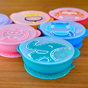 Bát tập ăn silicon có nắp và đế hút chân không chống đổ cho bé Marcus & Marcus, từ 12 tháng