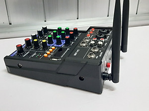 Bàn trộn Mixer G4 USB – Chuyên dùng livestream, karaoke gia đình – Có màn hình led – Kèm 2 micro không dây – Dùng được cho loa kéo, loa ô tô, dàn karaoke gia đình, livestream, thu âm - Tích hợp nguồn 5V và 48V cho micro thu âm - Hàng chính hãng