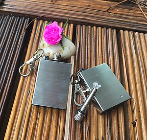 Bật Lửa Diêm Xăng Sinh Tồn Vuông Xài Xăng, Hộp Quẹt Diêm Xăng Vĩnh Cửu Vuông Có Móc Treo Chìa Khóa Đính Kèm Rất Tiện Lợi