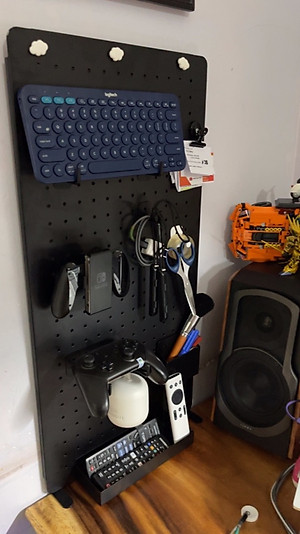Bảng lỗ Pegboard Dola Home cao cấp kẹp bàn tiết kiệm diện tích không khoan tường để bàn phím, tai nghe, đồ dùng làm việc