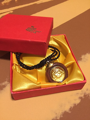 Set Mặt dây chuyền Phật Di Lặc đường kính 2cm - Dây đeo vải dù màu đen dài 45 cm và hộp đựng cung hỷ, Thiết kế đơn giản.