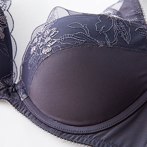 Áo lót nữ nâng ngực cúp V Triumph Style Festive WHU DV 7728 có gọng, đệm mút vừa phối viền ren