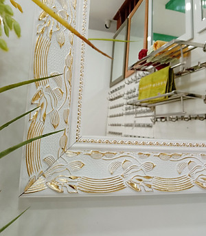 Gương soi Kibath khung màu trắng bảng 6 phân họa tiết vàng KT 60x80 cm, KB-129