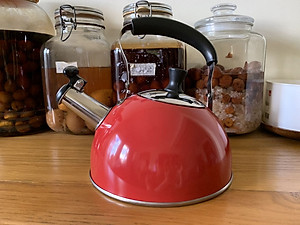 Ấm nước có còi báo khi sôi Pearl Life 1.6L - 2 màu Be & Đỏ - dùng được trên mọi loại bếp - Hàng nội địa Nhật Bản.