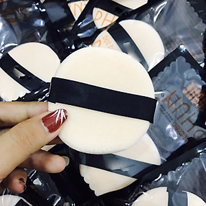 Bông đánh phấn phủ, phấn nén mền mịn quai đen- túi 1 bông 