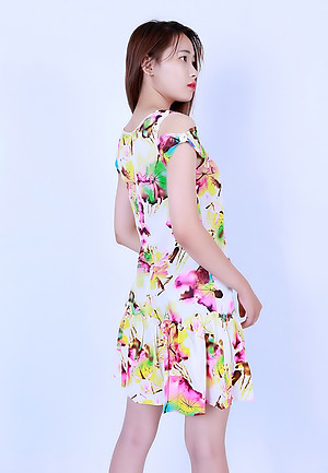 Váy đầm lanh (tole) Vicci CVN004.2 vải lanh chéo Hàn cao cấp, thiết kế tay ngắn, dáng đuôi cá suông nhẹ, mềm nhẹ, thấm hút mồ hôi, họa tiết hoa sen hồng nền trắng vàng, phù hợp mặc nhà, đi chơi