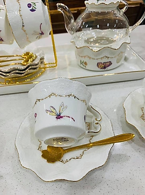 BỘ BÌNH THỦY TINH PHA TRÀ HOA KÈM ĐẾ CHÂM NẾN, 6 CỐC, KHAY ĐĨA SỨ XƯƠNG CAO CẤP VÀ GIÁ TREO KIM LOẠI MẠ VÀNG - ANTH685 ( GIAO HOA VĂN NGẪU NHIÊN )