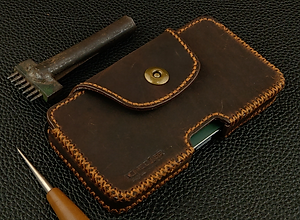 Bao Da Đeo Lưng cho điện thoại 14 pro max, 13 pro max, 12 pro max, 14 plus Da Sáp nâu đất