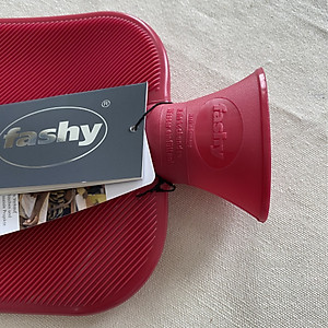 Túi chườm nóng lạnh nhập khẩu 100% từ Đức thương hiệu Fashy dòng cổ điển, tiêu chuẩn chất lượng Châu Âu giúp giảm các cơn đau kỳ kinh nguyệt, đau đầu,... hạ sốt tự nhiên, phù hợp cho người lớn, nhiều màu sắc