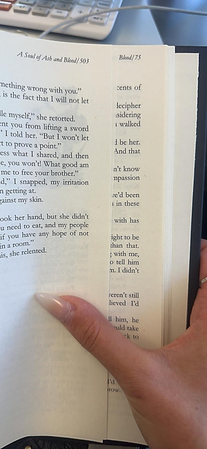 Sách A Soul of Ash and Blood: A Blood and Ash Novel (Blood And Ash Series Book 5)