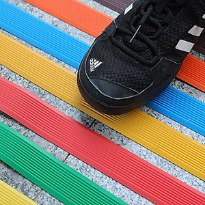 Băng Keo Chống Trượt, Miếng Dán Bậc Cầu Thang Bằng Nhựa PVC Dài 1 Mét Sẵn Keo 3M Siêu Dính, Anh Toàn Legaxi