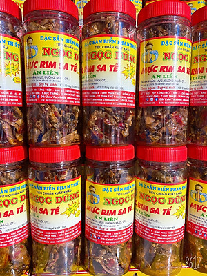 Mực rim sa tế đã chế biến ăn liền gói 1kg là món ăn ngon ơi là ngon của shop Đặc Sản Biển Phan Thiết NGỌC DŨNG. Hạn sử dụng 6 tháng kể từ ngày đặt hàng