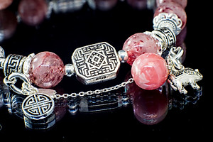 Vòng tay phong thủy Thạch anh dâu tây mix đá Đào hoa cho mạng Hỏa - Thổ, đá thiên nhiên AAAA