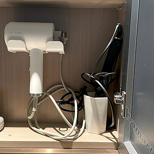 Giá Đỡ Treo Máy Sấy Tóc Dán Tường Hamart Lỗ Móc Đầu Cắm Chống Rối Dây Sấy Tóc Rảnh Tay Tiện Lợi