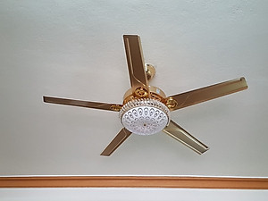 Quạt trần có đèn trao đèn bằng thủy tinh trang trí cho phòng khách, với phong khách cổ điển và hiện đại kết hợp