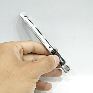 Dao rọc giấy Deli chất liệu kim loại với lưỡi thép SK5, 1 cái - 2058