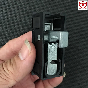 Khóa tủ sắt cửa lùa REAL T125 dùng cho tủ Hòa Phát 2 cánh trượt T6 chìa thau - MSOFT