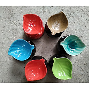 Đèn đốt nến tnh dầu miệng chiếc lá Gốm Sứ Bát Tràng(giao màu ngẫu nhiên)