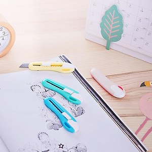 Dao rọc giấy mini 55mm Deli - 4 màu - Xanh lá/ xanh dương/ hồng/ vàng - 2024