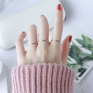 Nhẫn nữ titan không đen bản nhỏ one love ( 1 chiếc )