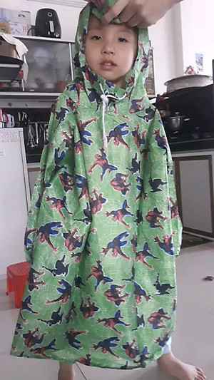 Áo mưa bít  cho bé từ  7  -  10 tuổi  , vải dù  chống thấm   , họa tiết hoạt hình dễ thương kèm túi đựng  xinh xắn , giao màu ngẫu nhiên