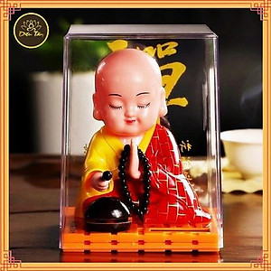 Tượng phật tụng kinh- chú tiểu gõ mõ tụng kinh để taplo trang trí xe hơi ô tô dùng năng lượng mặt trời