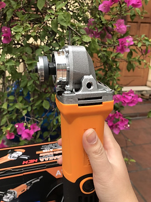 Máy cắt cầm tay công suất  950W,công tắc bóp,lưỡi cắt 100mm chuyên cắt sắt,nhôm,gạch,đá hoa cương,mài góc