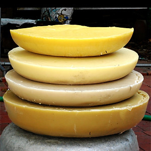 Nến Sáp Ong 79 Giờ Kèm Dĩa Gỗ Dừa 10cm : Khử Mùi Hôi Phòng, Làm Sạch Không Khí, Thơm Nhẹ Mùi Mật Ong - HÀNG CHÍNH HÃNG