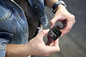 Micro Thu  Âm Cài Áo Saramonic Blink900 B2 Cho Điện Thoại & Máy Ảnh – Livestream/ Quay video/ Podcast -Hàng Chính Hãng 