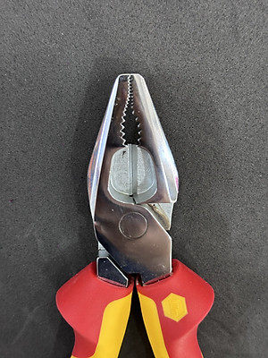 Kìm đa năng trợ lực 200mm Wiha cách điện 1000V 26714