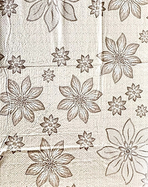 Khăn Trải Bàn PAULEE PWL 241 (147cm x 230cm) hoa văn nổi, ánh kim vàng, nền kem nhạt, nhựa PVC dẻo-không thấm nước